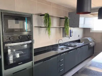 🔑 Locação definitiva | 2 Dorm c/ Suíte | Sacada envidraçada e planejados | Canto do Forte