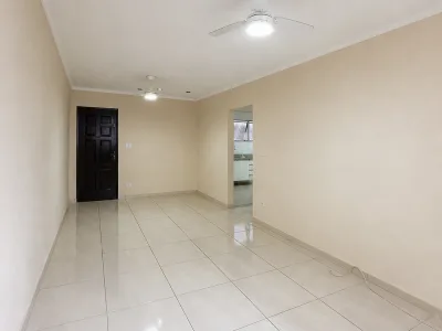 Na Guilhermina, amplo e reformado a poucos metros do mar.