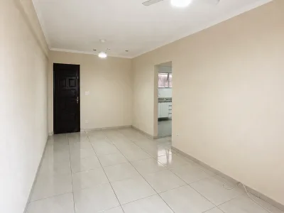 Na Guilhermina, amplo e reformado a poucos metros do mar.