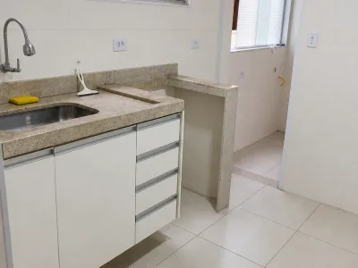 Na Guilhermina, amplo e reformado a poucos metros do mar.