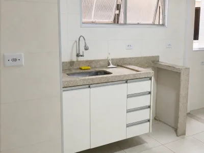 Na Guilhermina, amplo e reformado a poucos metros do mar.