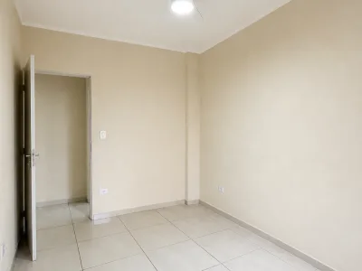 Na Guilhermina, amplo e reformado a poucos metros do mar.