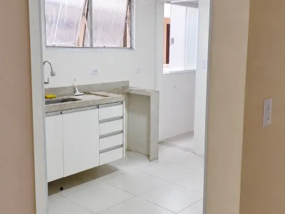 Na Guilhermina, amplo e reformado a poucos metros do mar.