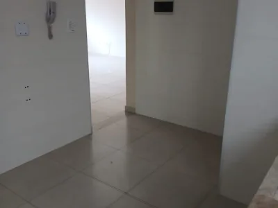 Na Guilhermina, amplo e reformado a poucos metros do mar.