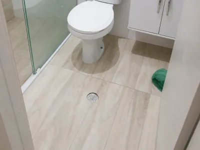 Na Guilhermina, amplo e reformado a poucos metros do mar.