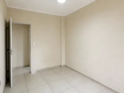 Na Guilhermina, amplo e reformado a poucos metros do mar.
