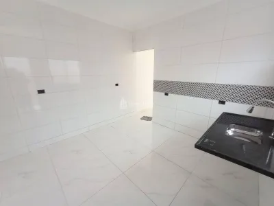 CASA 2 SUITES PROX. A PRAIA REFORMADA APENAS R$ 300 MIL DE ENTRADA !!!