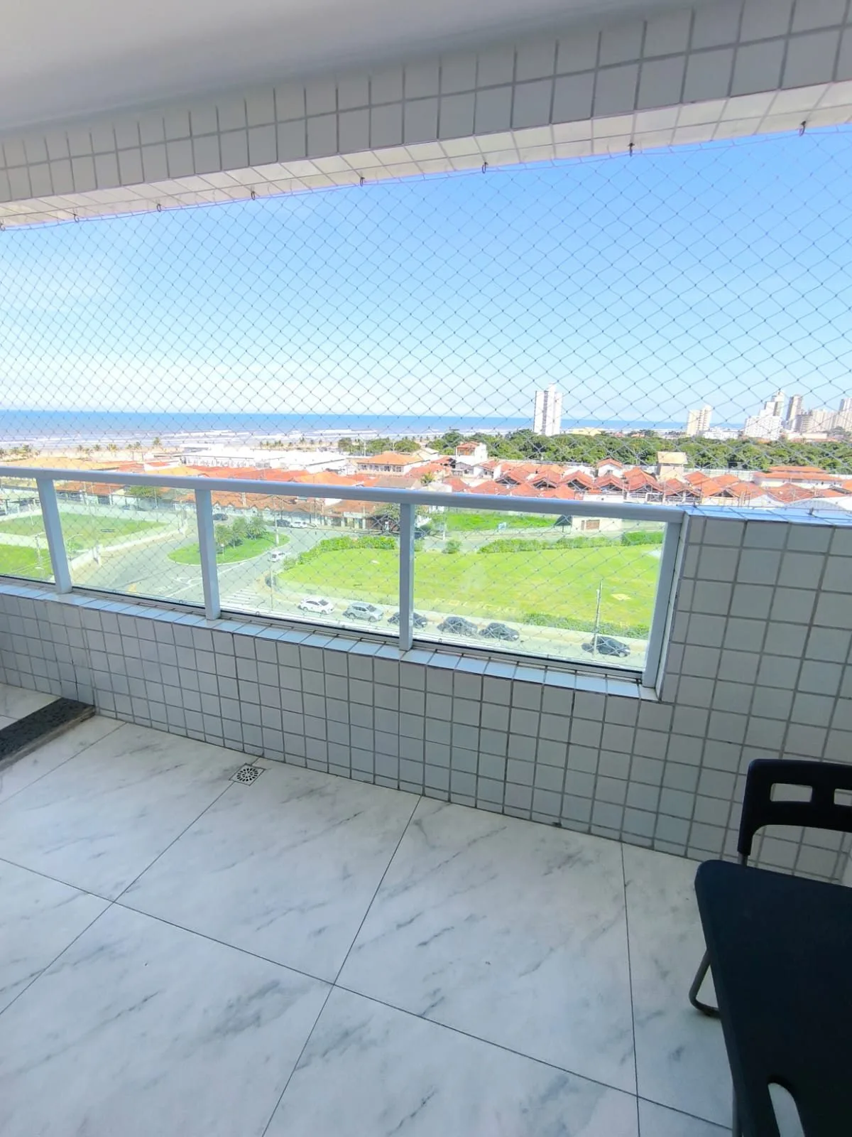 Apartamento 2 dormitórios com suíte — Vila Mirim — Costa Real